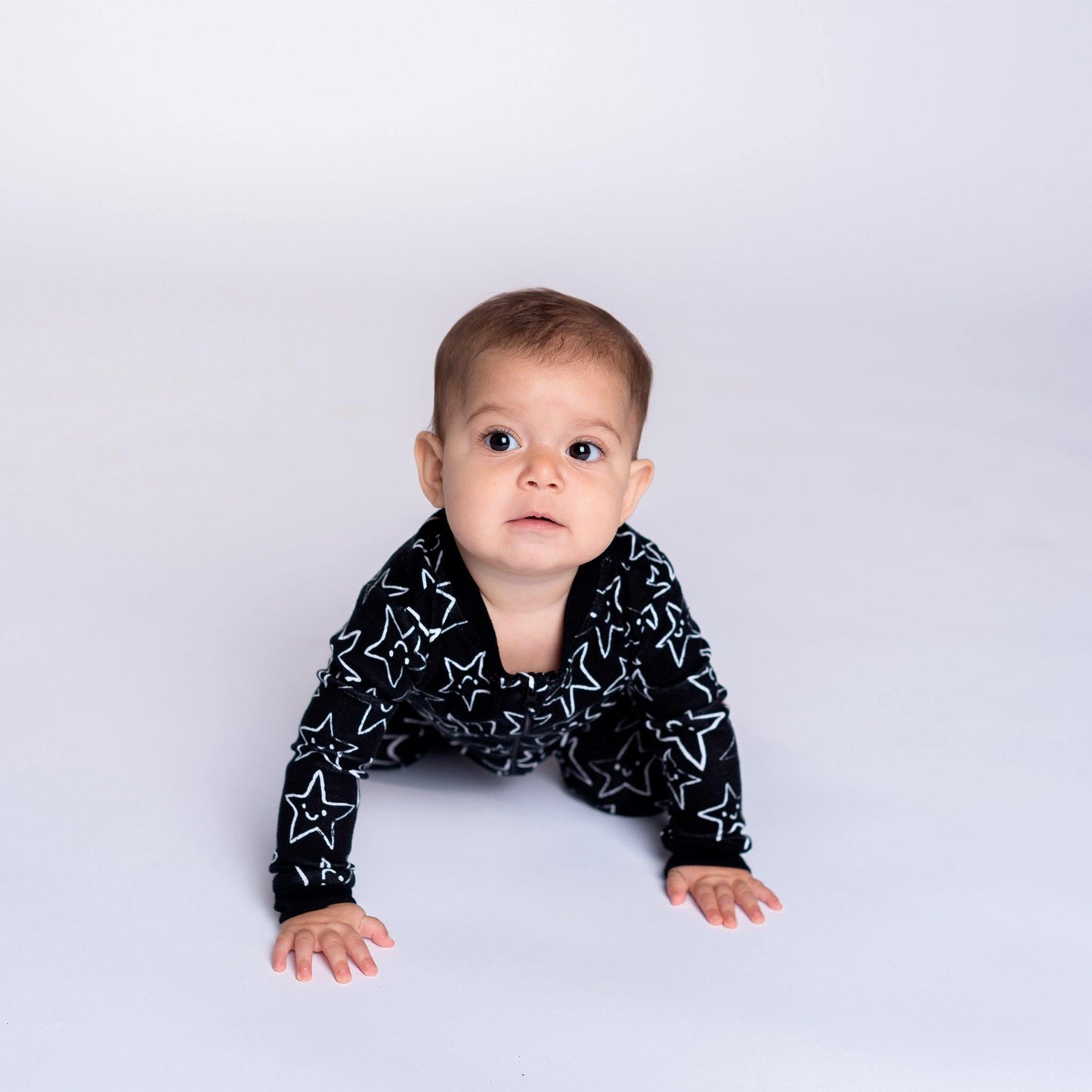 Black & White Stars Footed Sleeper with Front Zip - Snugabye Canada